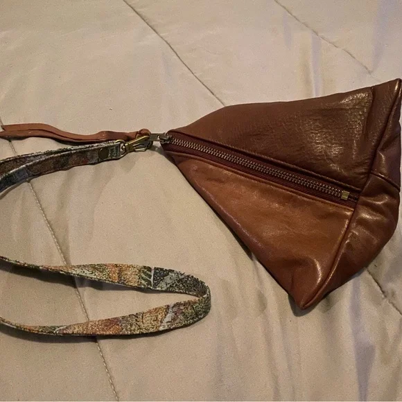 Triangular leather purse - Picture 2 of 4